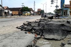 Aspal Jalur Pantura Terkelupas Setelah Terendam Banjir di Demak