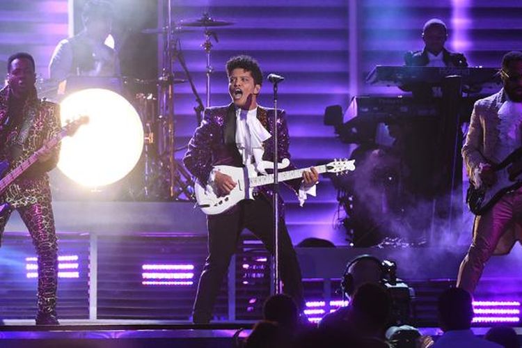 Bruno Mars tampil sebagai bentuk penghormatan untuk musisi legendaris Prince pada perhelatan Grammy Awards 2017 di Staples Center, Los Angeles, California, Minggu (12/2/2017).