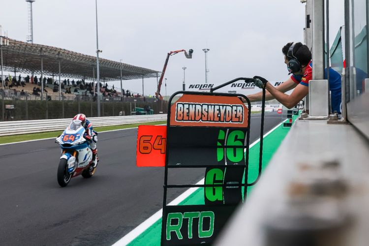 Pebalap Pertamina Mandalika SAG Team, Bo Bendsneyder, saat beraksi pada balapan Moto2 Emilia Romagna yang berlangsung di Sirkuit Misano, Minggu (24/10/2021).