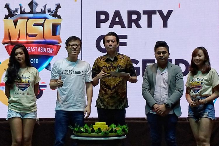 Country Manager Moonton Indonesia, Cayayan (berbaju batik) di sela acara Party of Legends di Jakarta, Selasa (6/7/2018).
