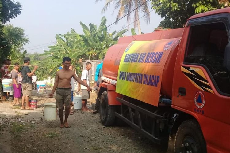 BPBD Cilacap, Jawa Tengah, menyalurkan bantuan air bersih untuk warga, beberapa waktu lalu.