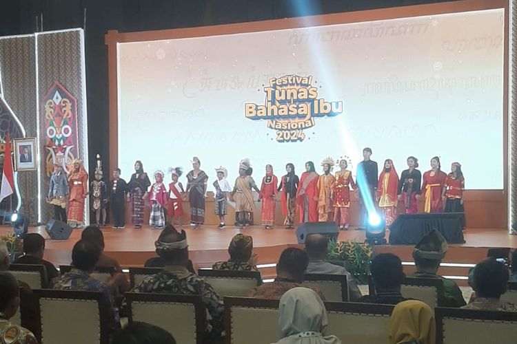 Penampilan anak-anak dalam pembukaan Festival Tunas Bahasa Ibu Nasional (FTBIN) pada Kamis (2/5/2024) di Jakarta.