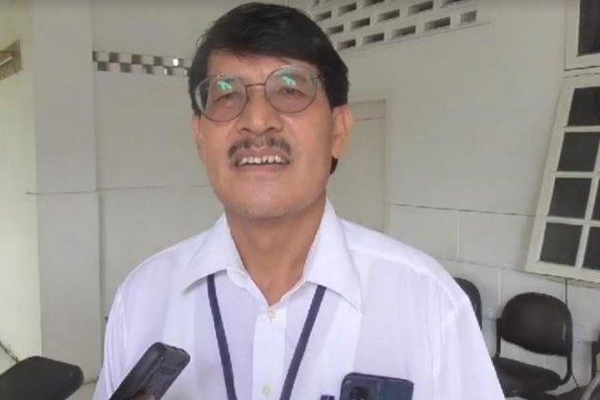 Kepala Tim Hukum dan Humas Rumah Sakit Umum Daerah (RSUD) Pirngadi Medan, Gibson Girsang saat diwawancarai, Selasa (3/9/2024). Pihaknya membantah meninggalnya dua pasien yang viral karena obat habis. 
