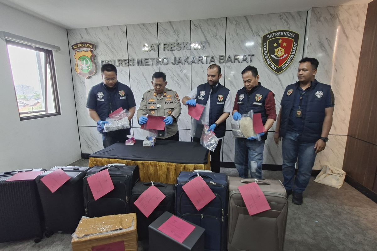 Konferensi pers Polres Metro Jakarta Barat terkait kasus sindikat penipuan bermodus investasi uang hitam atau black dollar yang secara menyasar Warga Negara Asing (WNA) di Indonesia, Selasa (31/3/2026)