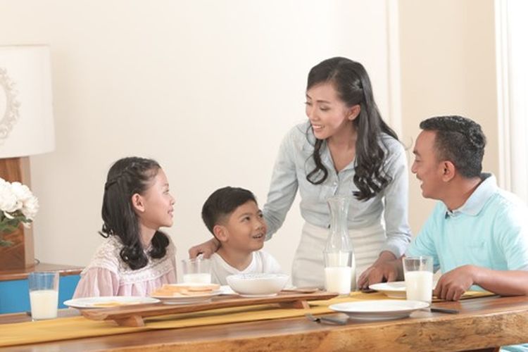Ilustrasi konsumsi susu dalam keluarga.