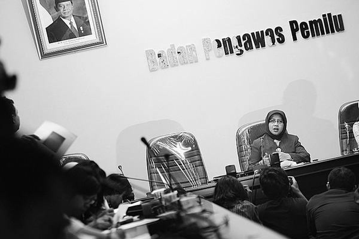 Anggota Badan Pengawas Pemilu (Bawaslu), Wahidah Suaib, memberikan keterangan pers tentang berbagai permasalahan selama pemilihan umum presiden di Jakarta, Senin (13/7). Bawaslu, antara lain, menjelaskan bahwa penggunaan kartu tanda penduduk (KTP) bagi pemilih terdaftar tidak tersosialisasikan dengan baik.