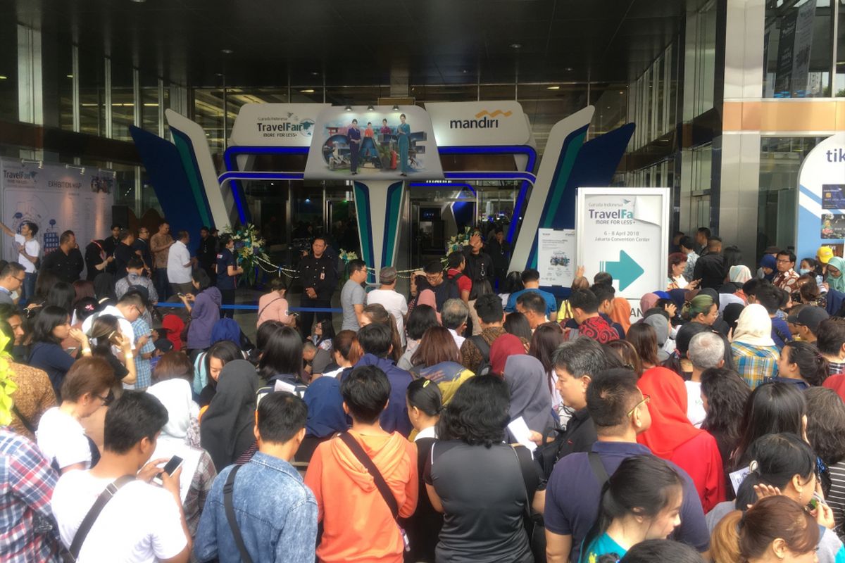 Antrean pengunjung di hari pertama digelarnya Garuda Indonesia Travel Fair 2018 di Jakarta Convention Centre, Jumat (6/4/2018). Pameran berlangsung hingga Minggu (8/4/2018).