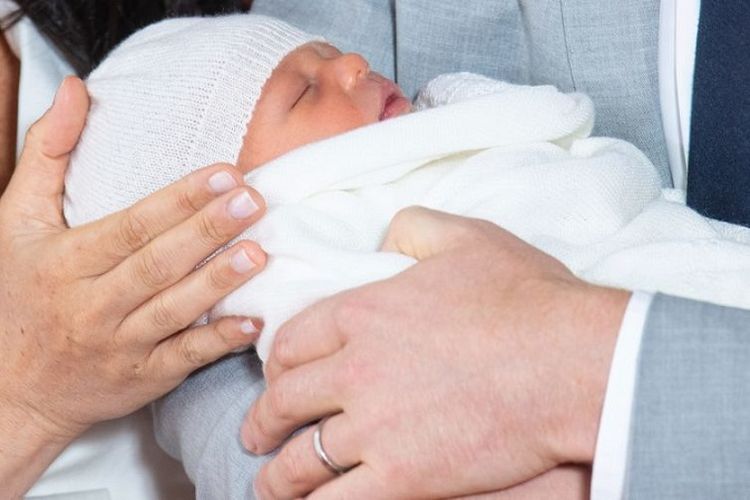 Bayi laki-laki Pangeran Harry dan Meghan Markle yang baru lahir berfoto di depan awak media di St Georges Hall di Istana Windsor, London, Inggris, Rabu (8/5/2019). (AFP/POOL/Dominic Lipinski).