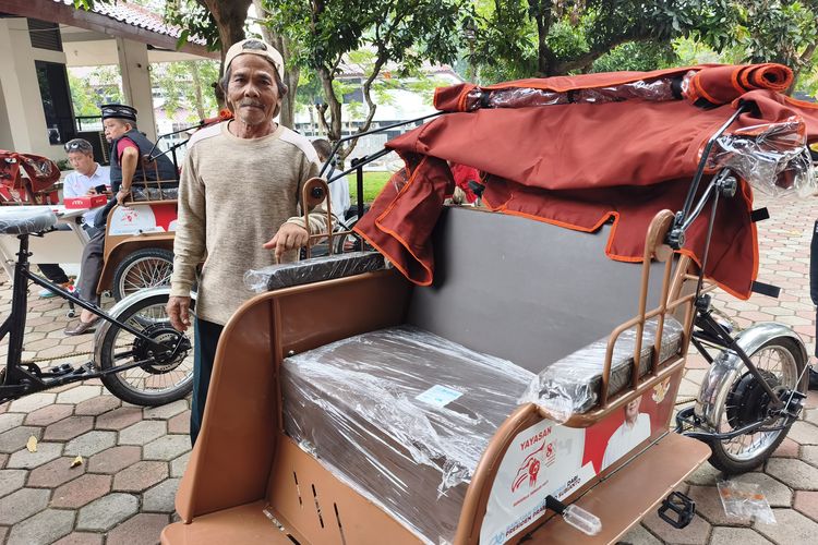 Tak Lagi Kuat Kayuh Becak di Usia 58 Tahun, Mustakin Bersyukur Dapat Becak Listrik Prabowo