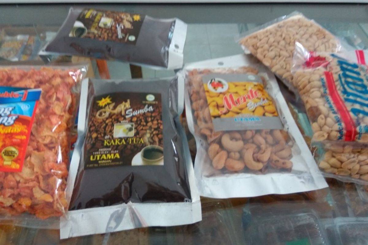 Oleh oleh khas Sumba, aneka camilan seperti kacang mete.