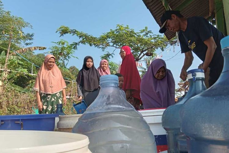 Sejumlah warga di Cibeber, Kabupaten Cianjur, Jawa Barat mengantri untuk mendapatkan air bersih, Rabu (23/8/2023). Ratusan warga setempat mengalami krisis air bersih akibat kemarau panjang.