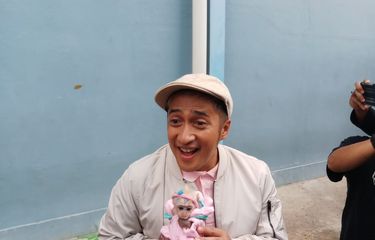 Pembawa acara Irfan Hakim bersama binatang peliharaan barunya Candy Laura saat ditemui di kawasan Tendean, Jakarta Selatan, Rabu (8/1/2020).