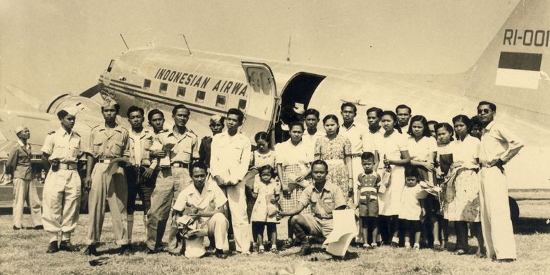 Pesawat DC-3 bernomor registrasi RI-001 berada di Kemayoran, Jakarta, tanggal 17 Agustus 1950. Ini merupakan pesawat pertama Indonesian Airways, cikal bakal dari perusahaan penerbangan Garuda Indonesia. Pada tanggal 17-9-1950, AURI dilangsungkan penerbangan pertjobaan untuk para undangan dengan pesawat RI. 001, di Kemajoran.  