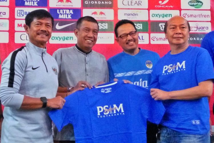 CEO PT PSIM Jaya Bambang Susanto saat menyerahkan kaos PSIM kepada Pelatih Timnas Indonesia U-23 Indra Sjafri. Penyerahan ini disaksikan Walikota Yogyakarta Haryadi Suyuti dan Wakil Walikota Yogyakarta  Heroe Poerwadi.