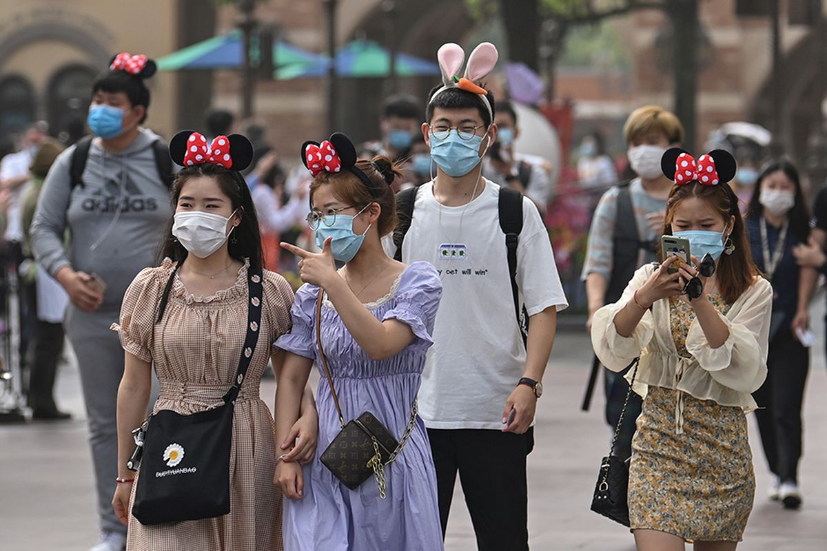 Populasi China yang memakai masker di taman hiburan Disneyland, Shanghai.
