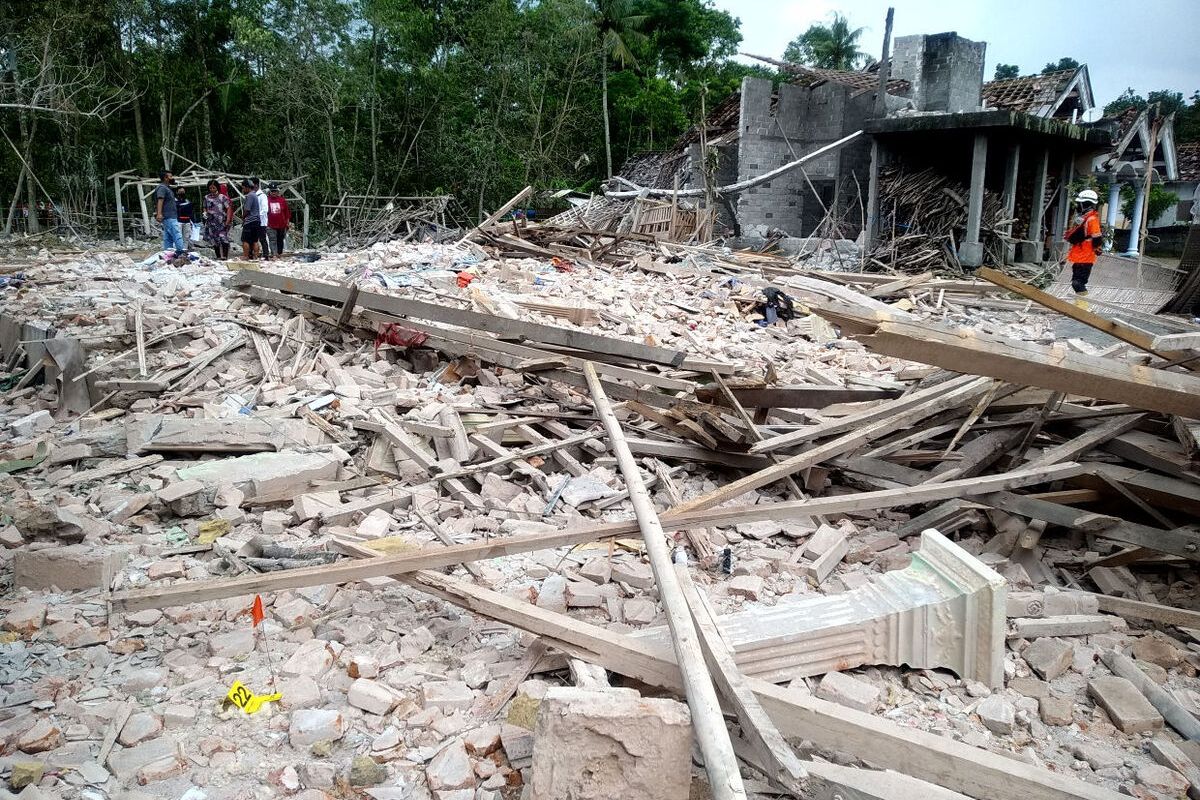 Tim SAR meletakkan sejumlah hewan ternak di dekat lokasi terjadinya ledakan di Dusun Sadeng, Desa Karangbendo, Kecamatan Ponggok, Kabupaten Blitar, Senin (20/2023)