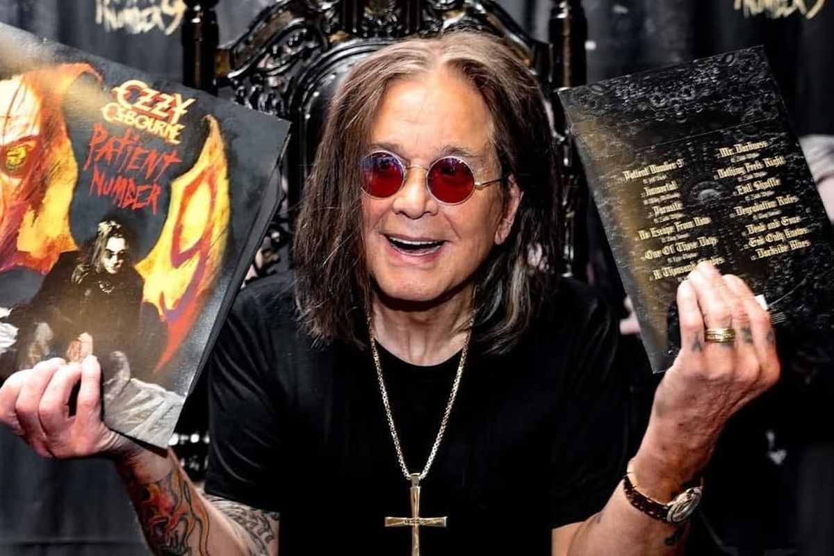 Ozzy Osbourne, penyanyi dan penulis lagu asal Inggris.