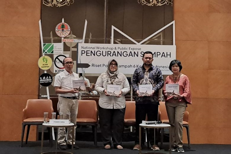 Lokakarya nasional serangkaian pelaporan hasil riset berjudul ?Potret Sampah Enam Kota: Medan, Samarinda, Makassar, Denpasar, Surabaya, dan DKI Jakarta? hasil kerja sama Net Zero Waste Management Consortium (NZWMC) dan Litbang Kompas di Hotel Arya Duta, Jakarta, Rabu (22/11/2023). 