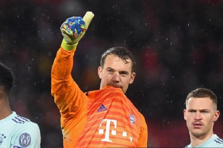 Bek Bayern David Alaba (kiri) dan kiper Bayern Manuel Neuer memberi isyarat kepada para suporter di lapangan abc senayan setelah babak 16 besar Liga Champions antara Liverpool dan Bayern Muenchen di Stadion Anfield di Liverpool, Inggris, pada 19 Februari 2019.