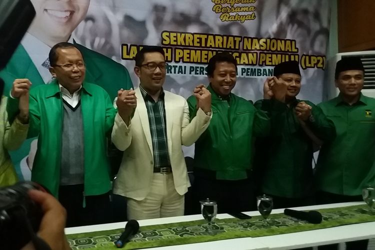 Ridwan Kamil (jas putih) jelang menerima Surat Keputusan (SK) dukungan dari Partai Persatuan Pembangunan (PPP) untuk maju ke Pilgub Jawa Barat 2018 di Kantor Seknas Bappilu PPP, Tebet, Jakarta Selatan, Selasa (24/10/2017). 