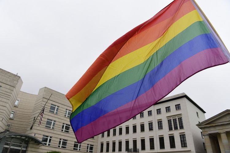 Bendera pelangi terlihat berkibar di depan gedung kedutaan besar AS di Berlin, pada Juni 2016.