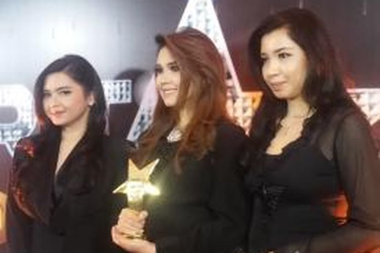 Cindy Claudia Harahap bersama kedua saudaranya Mita (kiri) dan Achi (kanan) usai menerima penghargaan Lifetime Achievement versi Selebrita Award untuk almarhum sang ayah, Rinto Harahap, di Teater Tanah Airku, TMII, Jakarta Timur, Sabtu (19/9/2015) malam.