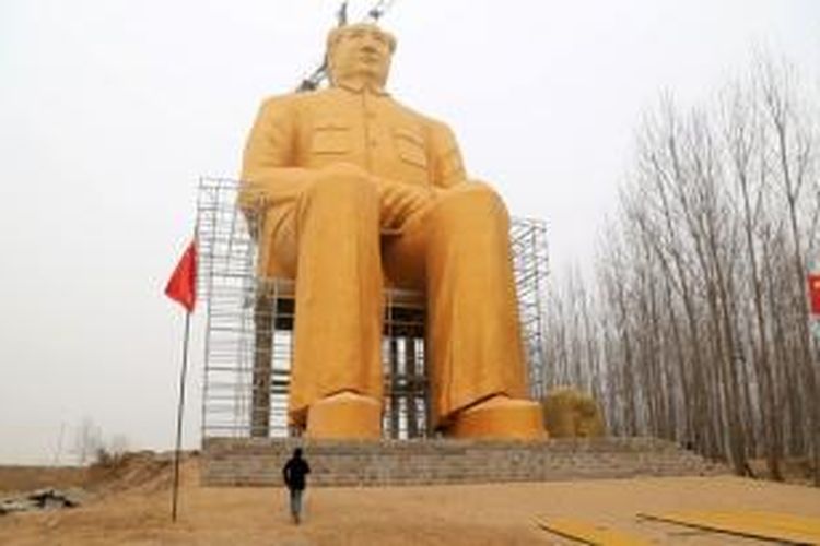 Inilah patung raksasa pemimpin besar China Mao Zedong yang dibangun di Provinsi Henan.