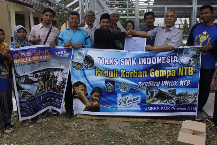 Musyawarah Kerja Kepala Sekolah (MKKS) Sekolah Menengah Kejuruan (SMK) Jawa Barat menyerahkan bantuan kepada korban gempa di Lombok, Nusa Tenggara Barat (NTB), 15 September 2018.