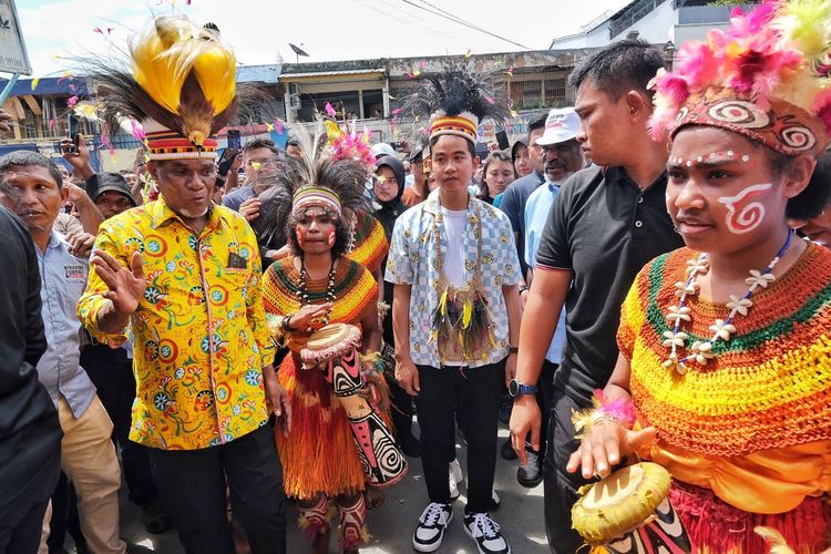 Calon wakil presiden nomor urut 2 Gibran Rakabuming Raka menyebutkan perlu konektivitas untuk jalan desa di Papua.  Hal itu diungkapkan Gibran saat bertemu dengan tokoh adat Papua di Kampung Sere, Jayapura, Jumat (26/1/2024). 