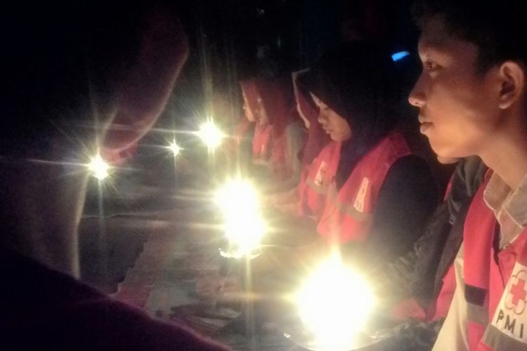 Relawan PMI merasa miris dan spontanitas melaksanakan aksi solidaritas ini. Relawan baik para pelajar yang tergabung dalam PMR maupun mahasiswa ikut bergabung. Mereka menyalakan lilin putih dalam  formasi lilin berbentuk pita. 