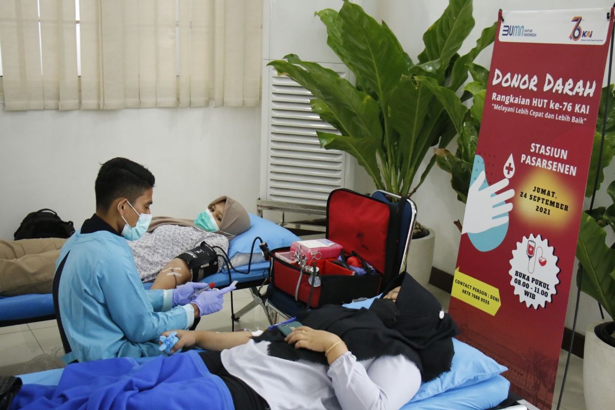 PT Kereta Api Indonesia (KAI) menggelar aksi donor darah dalam rangka menyambut HUT PT KAI ke-76 di Stasiun Pasar Senen, Jumat (24/9/2021).(PT KAI) 