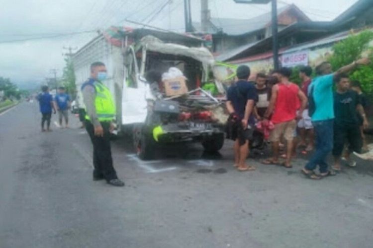 Polisi melakukan olah TKP