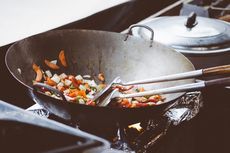 5 Hal yang Tak Boleh Dilakukan saat Menggunakan Panci Wok untuk Masak