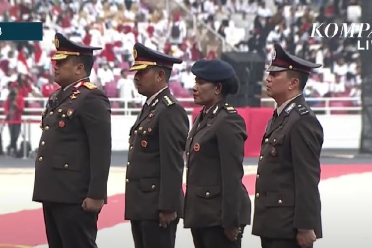 Presiden Joko Widodo memberikan penghargaan Bintang Bhayangkara Nararya kepada empat personel Kepolisian Republik Indonesia (Polri) dalam acara peringatan Hari Ulang Tahun (HUT) ke-77 Bhayangkara  dalam acara yang digelar di  Stadion Utama Gelora Bung Karno, Jakarta, Sabtu (1/7/2023).