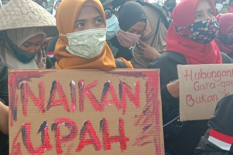 Buruh menyuarakan tuntutan kenaikan upah minimum di depan Kantor Kementerian Ketenagakerjaan, Jakarta, Selasa (10/11/2020).