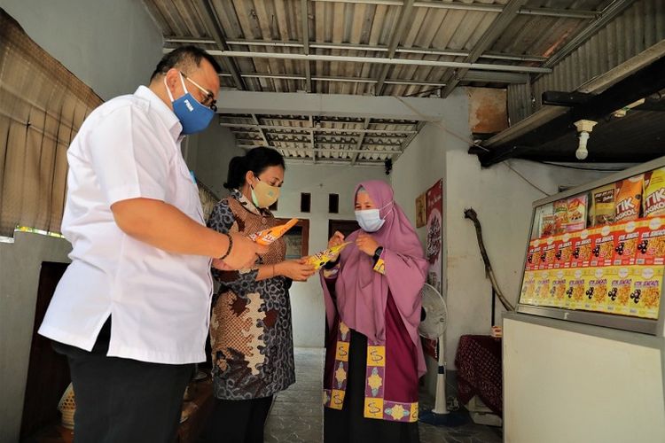 Sekretaris Kementerian Koperasi dan UKM Prof Rully Indrawan dan Menteri Pemberdayaan Perempuan dan Perlindungan Anak (PPPA) Bintang Puspayoga saat mengunjungi komunitas usaha perempuan dan pusat oleh-oleh Gerai Bunda Sugih (GBS) di Kawasan Industri Jababeka, Kabupaten Bekasi, Selasa (20/10/2020). 