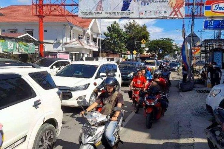 Kemacetan terjadi di Jalan Jenderal Sudirman Mamuju pascagempa, Rabu (8/6/2022). Warga yang panik  meninggalkan Kota Mamuju 
