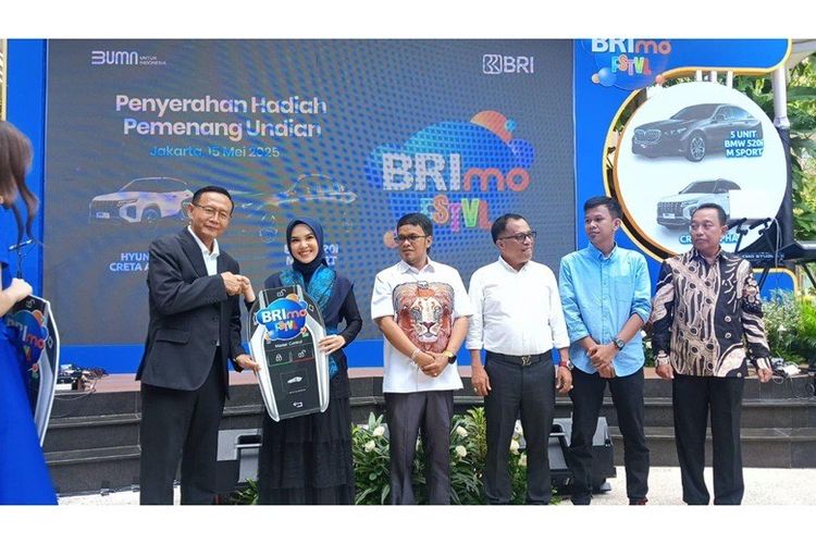 Para nasabah BRI yang mendapatkan hadiah BMW seri 520i di BRImo FSTVL. 