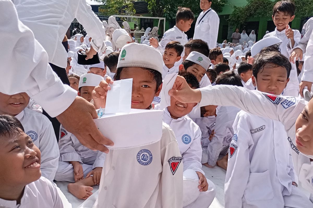Siswa SD dan SMP Lembaga Pendidikan Al-Falah Darussalam menyisihkan uang saku mereka untuk donasi korban bencana alam Sumatera dan Aceh