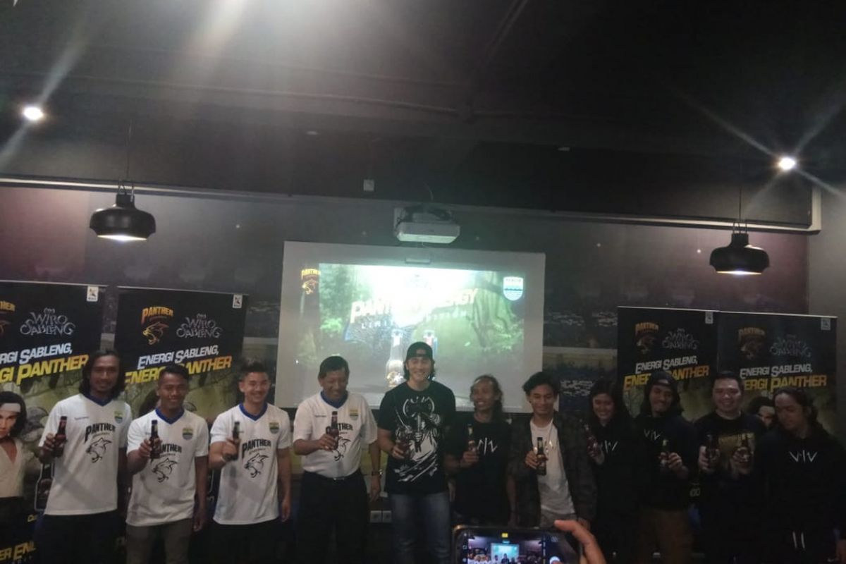 Aktor Vino G Bastian saat mempromosikan film Wiro Sableng di hadapan para bobotoh Persib.