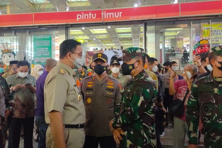 Gubernur DKI Jakarta Anies Baswedan bersama Kapolda Metro Jaya Irjen Pol Fadil Imran dan Panglima Kodam Jaya Mayor Jenderal TNI Dudung Abdurachman di depan Blok A Pasar Tanah Abang, Jakarta Pusat, Minggu (2/5/2021).