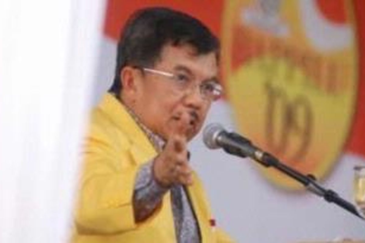 Jusuf Kalla, saat menyampaikan pidato politik seusai melantik pengurus Badan Pengendali Pemenangan Pemilu Partai Golkar Sumsel 2008, 6 Juli 2008.