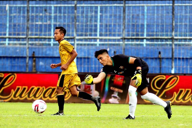 Pemain Bhayangkara Solo FC Wahyu Subo Seto membayangi penjaga gawang Borneo FC Gianluca Pandeynuwu saat babak penyisihan grup B Piala Menpora 2021 yang berakhir dengen skor 1-0 di Stadion Kanjuruhan Kabupaten Malang, Jawa Timur, Senin (22/03/2021) sore.