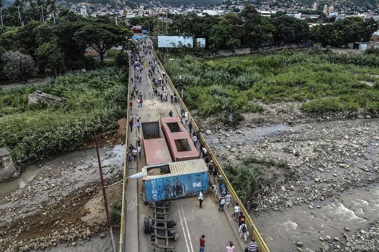 Pantauan udara dari jembatan internasional Simon Bolivar yang menghubungkan antara San Antonio del Tachira, di Venezuela dengan Cucuta, di Kolombia, Sabtu (8/6/2019). (AFP/EDINSON ESTUPIÑAN)