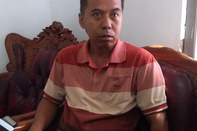 Edi Pranoto (49), saudara tersangka sekaligus korban pembunuhan yang kerangkanya ditemukan di kebun Grumbul Karanggandul, Desa Pasinggangan, Kecamatan/Kabupaten Banyumas, Jawa Tengah.