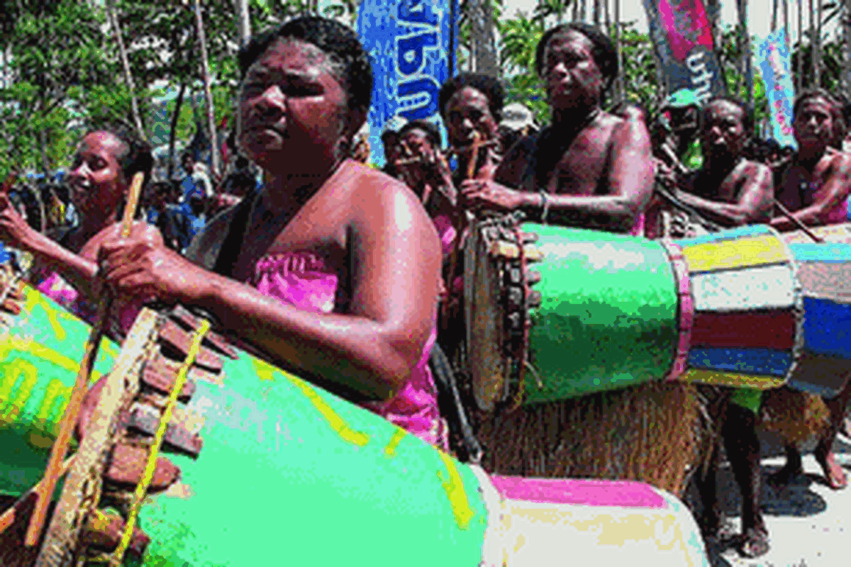 Festival Raja Ampat 2012 yang dipusatkan di Pantai Waisai Tercinta, Raja Ampat, Papua Barat, Oktober lalu, melibatkan warga lintas generasi dan lintas kalangan. Ibu rumah tangga, misalnya, tampil memainkan musik khas berupa suling tambur. Mereka berupaya tampil maksimal demi mempromosikan pariwisata Raja Ampat.
