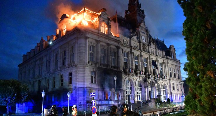 Selamat dari 2 Perang Dunia, Gedung Bersejarah Ini Malah Ludes Terbakar karena Demo