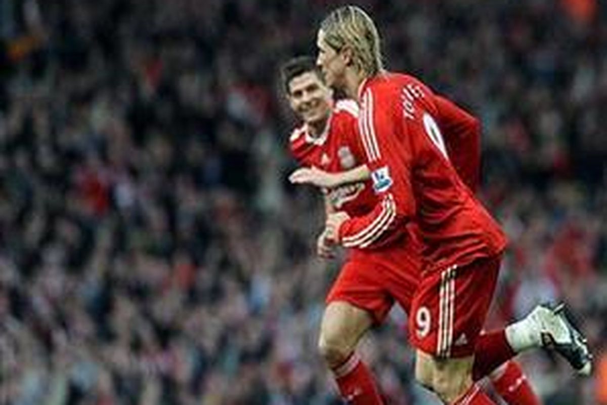Kapten Liverpool, Steven Gerrard, dan penyerang Fernando Torres (kanan).