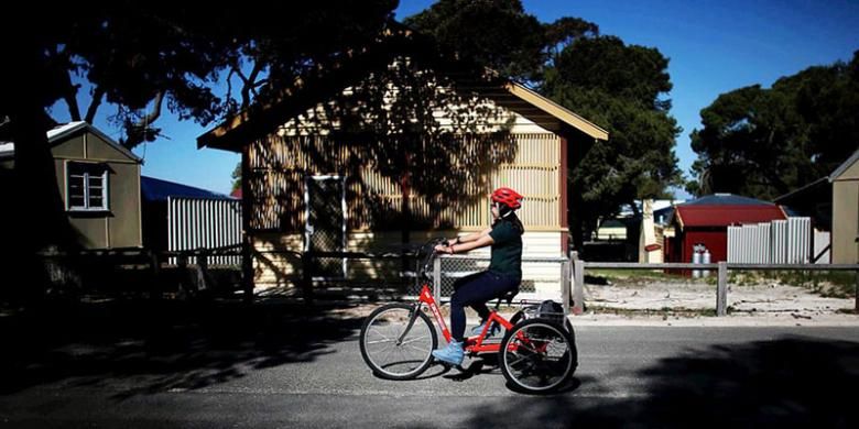 Bersepeda mengelilingi Pulau Rottnest, salah satu destinasi wisata di pesisir barat Australia.
