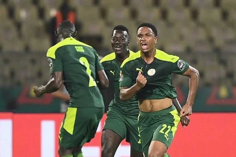 Abdou Diallo berselebrasi usai mencetak gol saat Senegal melawan Burkina Faso di semifinal Piala Afrika.